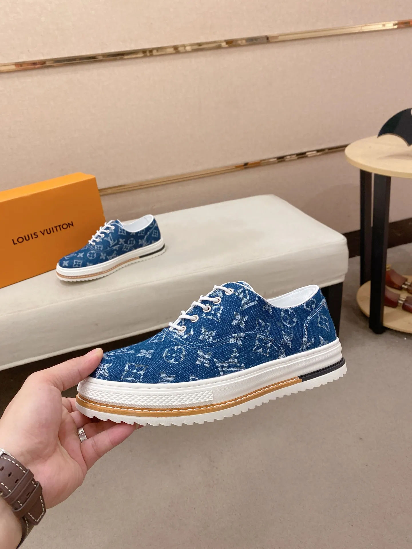 Men's shoes💰 420💰Louis Vuitton (Louis Vuitton/LV) top 🔍🔍 new models are on sale at the same time, the upper 🇮🇹 imported first-layer cowhide from Italy, fully imported sheepskin lining 💪💪, completely 1⃣️ to 1 ⃣️Re-engraved🇮🇹💪💪, ⚠Sole: The original sole is specially provided by the original factory, the exclusive movable molded sole is super comfortable, ⚠The original factory follows the order, 🔍🔍high quality, you can enter and exit the counter at will, welcome to compare⚠. Code number:38-44